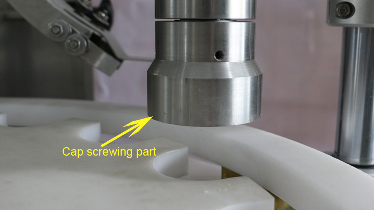 Mașină de umplere cu sticlă rotundă de 500 ml, cu etanșare a capacului și rulare a roții stelare