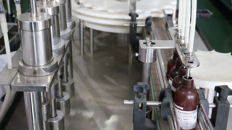 Mașină de umplere cu sticlă rotundă de 500 ml, cu etanșare a capacului și rulare a roții stelare